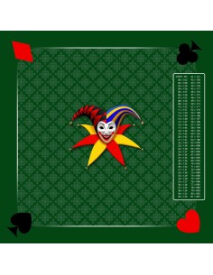 Tapis de jeu de belote vert avec motif joker au centre, symboles de cartes aux coins, et tableau de comptage des points