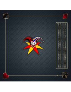Tapis de jeu de belote noir de 60x60 cm avec motif de masque de joker, symboles aux coins, et tableau de comptage des points