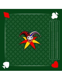 Tapis de jeu de belote vert carré avec motif de masque de joker, symboles rouge et blanc, et tableau de comptage des points